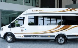 Hình ảnh xe du lịch màu trắng hỗ trợ minh họa cho các quy định để tài sản trên xe