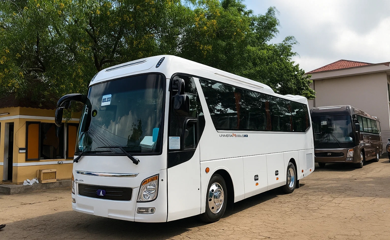 Hình ảnh xe du lịch cỡ lớn màu trắng hỗ trợ minh họa cho quy trình kiểm tra bảo hiểm xe du lịch