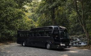 Hình ảnh xe du lịch màu đen đỗ ven suối minh họa cho quy trình kiểm tra điều hòa xe 45 chỗ