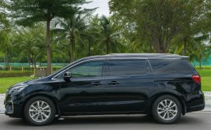 Hình ảnh xe du lịch 7 chỗ màu đen rộng rãi hỗ trợ minh họa cho dịch vụ thuê xe 7 chỗ đi khám bệnh