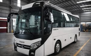 Hình ảnh xe du lịch cỡ lớn màu trắng minh họa cho dịch vụ thuê xe du lịch cho người già