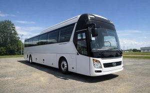 Giải đáp thắc mắc về khoản phí lưu đêm tài xế xe đi tour khi thuê xe du lịch cỡ lớn màu trắng