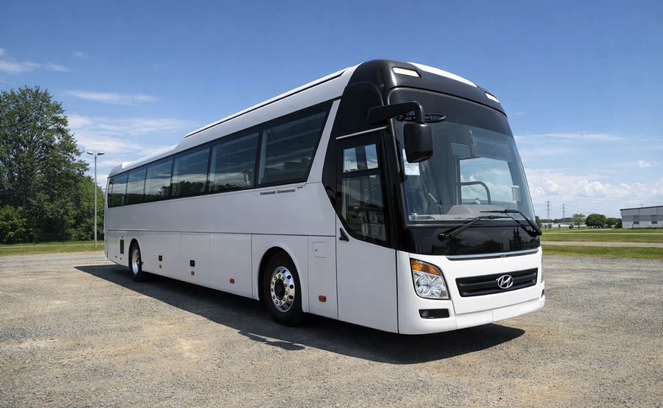 Giải đáp thắc mắc về khoản phí lưu đêm tài xế xe đi tour khi thuê xe du lịch cỡ lớn màu trắng
