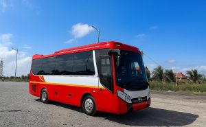 Tham khảo các quy tắc tip tiền tài xế xe du lịch khi trải nghiệm dòng xe du lịch 29 chỗ màu đỏ trắng