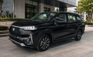 Kinh nghiệm thực tế giúp khách hàng so sánh cốp xe xpander và veloz chi tiết cho dòng xe 7 chỗ màu đen