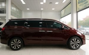 Trải nghiệm dịch vụ thuê xe 7 chỗ đi đánh golf với dòng xe màu đỏ mận sang trọng và rộng rãi