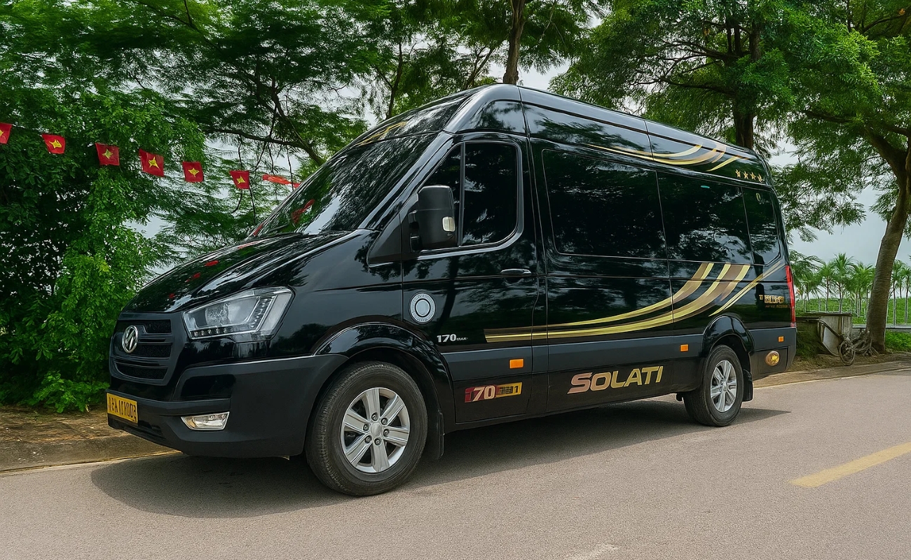 Hình ảnh xe du lịch màu đen minh họa cho tiêu chuẩn đo kích thước rèm xe 16 chỗ