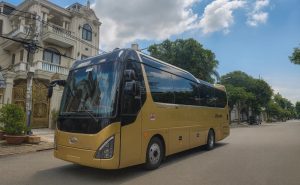 Hình ảnh xe du lịch cỡ lớn màu vàng hỗ trợ minh họa cho quy định dời ngày thuê xe