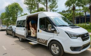 Hình ảnh xe du lịch màu trắng đang mở cửa để kiểm tra và xử lý lỗi kẹt cửa lùa xe 16 chỗ