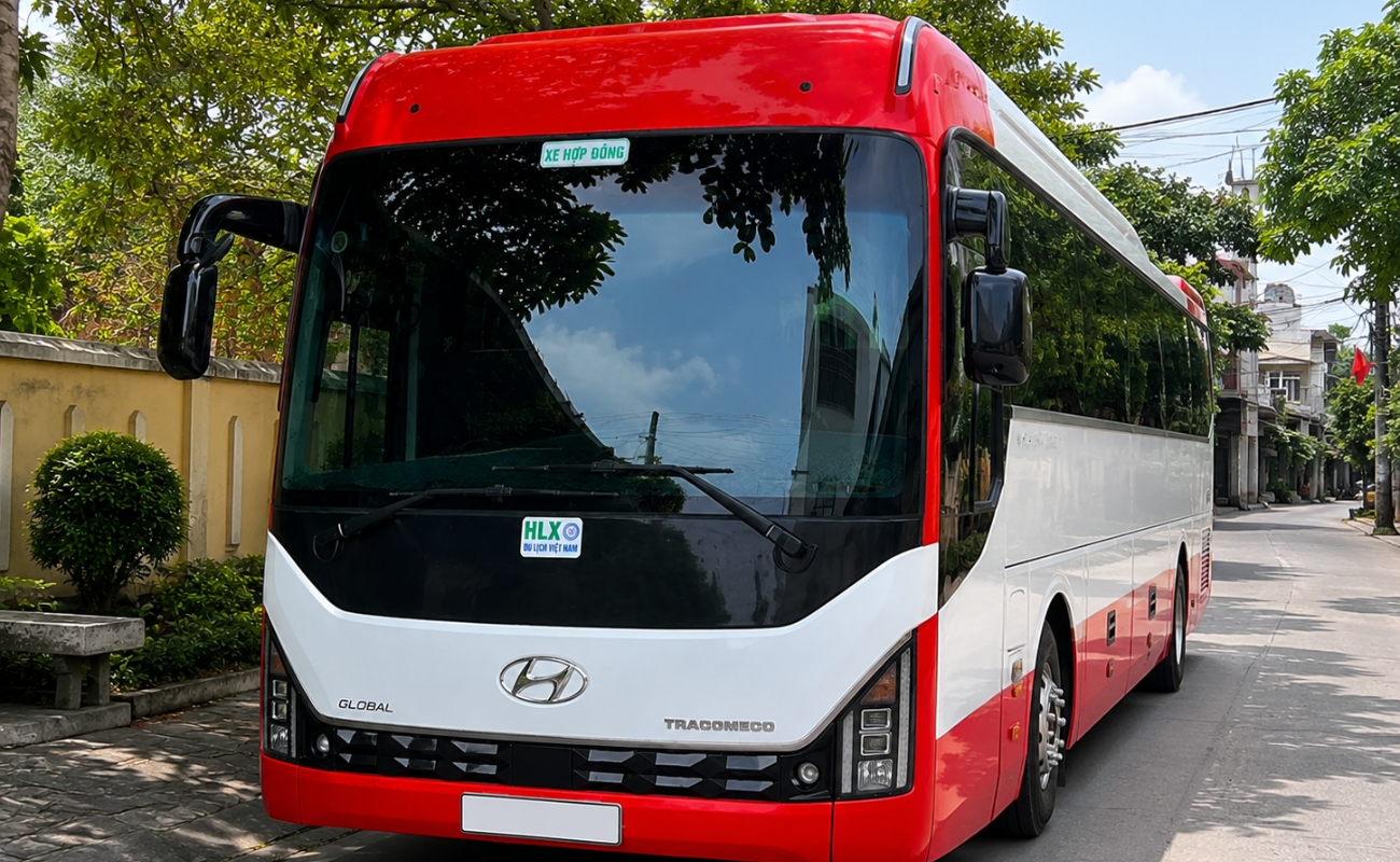 Hình ảnh xe du lịch cỡ lớn màu đỏ trắng minh họa cho phương án cấp cứu hành khách dọc đường khi có sự cố