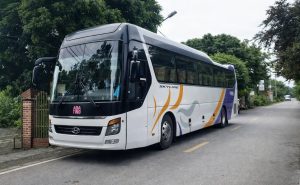 Hình ảnh xe du lịch cỡ lớn đỗ ven đường minh họa cho lưu ý khi phát sinh thời gian thuê xe