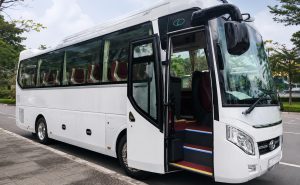 Hình ảnh xe du lịch màu trắng đang mở cửa minh họa cho việc đàm phán điểm đón nội đô