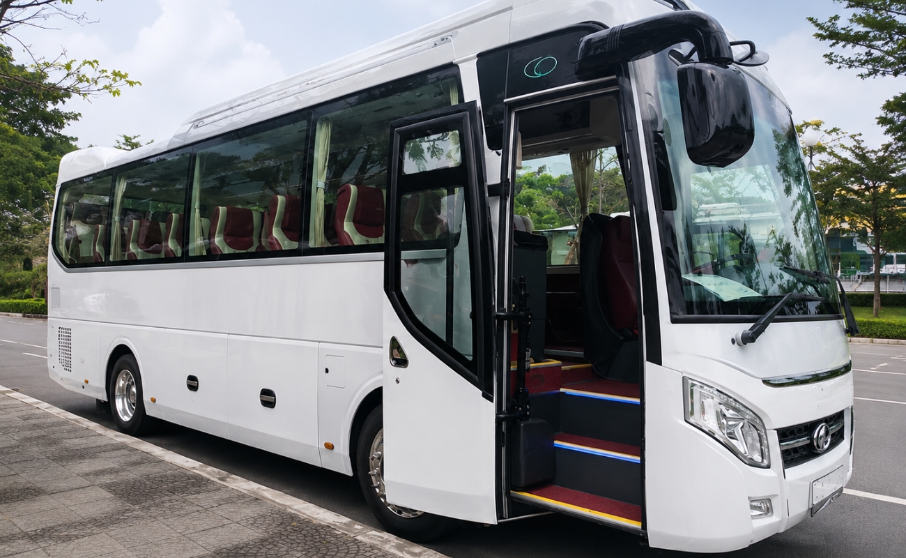 Hình ảnh xe du lịch màu trắng đang mở cửa minh họa cho việc đàm phán điểm đón nội đô