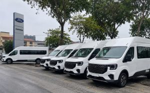 Hình ảnh dàn xe 16 chỗ màu trắng minh họa cho việc bảo dưỡng định kỳ để tránh cảnh báo lỗi phanh abs