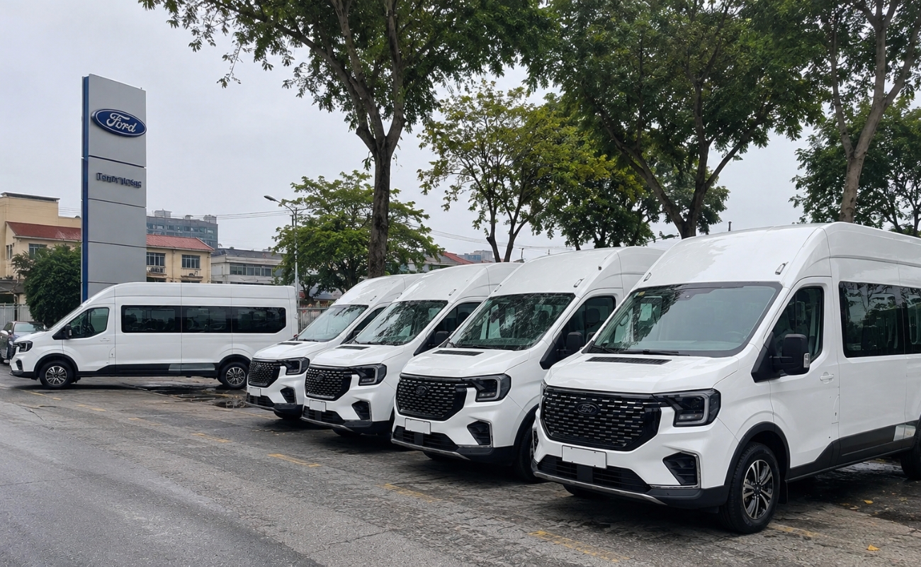Hình ảnh dàn xe 16 chỗ màu trắng minh họa cho việc bảo dưỡng định kỳ để tránh cảnh báo lỗi phanh abs