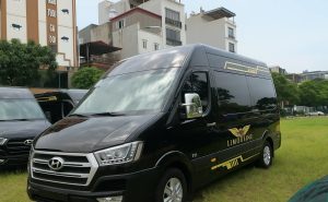 Hình ảnh xe 16 chỗ màu đen minh họa cho không gian rộng rãi nhờ ưu điểm trần xe solati