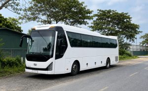 Hình ảnh xe du lịch màu trắng minh họa cho sự chuyên nghiệp với quy định xử lý tài xế chửi thề