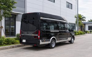 Hình ảnh phía sau xe 16 chỗ màu đen minh họa cho giải pháp thuê xe riêng để tránh mua nhầm vé xe khách