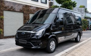 Hình ảnh xe 16 chỗ màu đen minh họa cho sự trang trọng khi thuê xe đi viếng nghĩa trang
