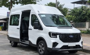 Hình ảnh xe 16 chỗ màu trắng minh họa cho việc trang bị bình cứu hỏa xe 16 chỗ để bảo đảm an toàn