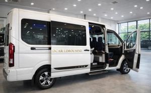 Hình ảnh xe 16 chỗ màu trắng minh họa cho sự an tâm nhờ tính năng khóa an toàn trẻ em cửa lùa