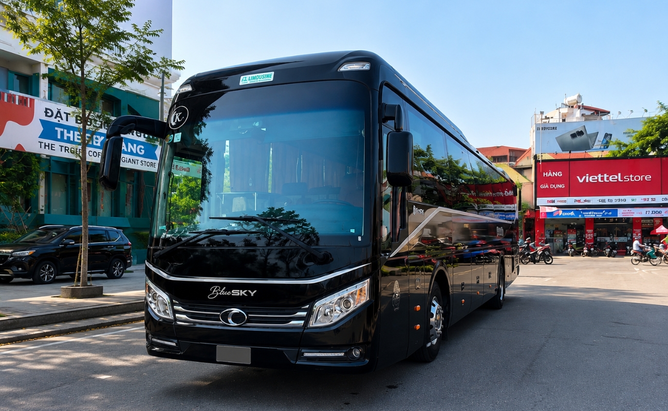Hình ảnh xe cỡ lớn màu đen minh họa cho vẻ đẹp của thiết kế kính liền xe du lịch