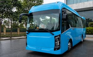Hình ảnh xe du lịch màu xanh dương minh họa cho sự tiện nghi khi sử dụng dịch vụ thuê xe chở đội bóng