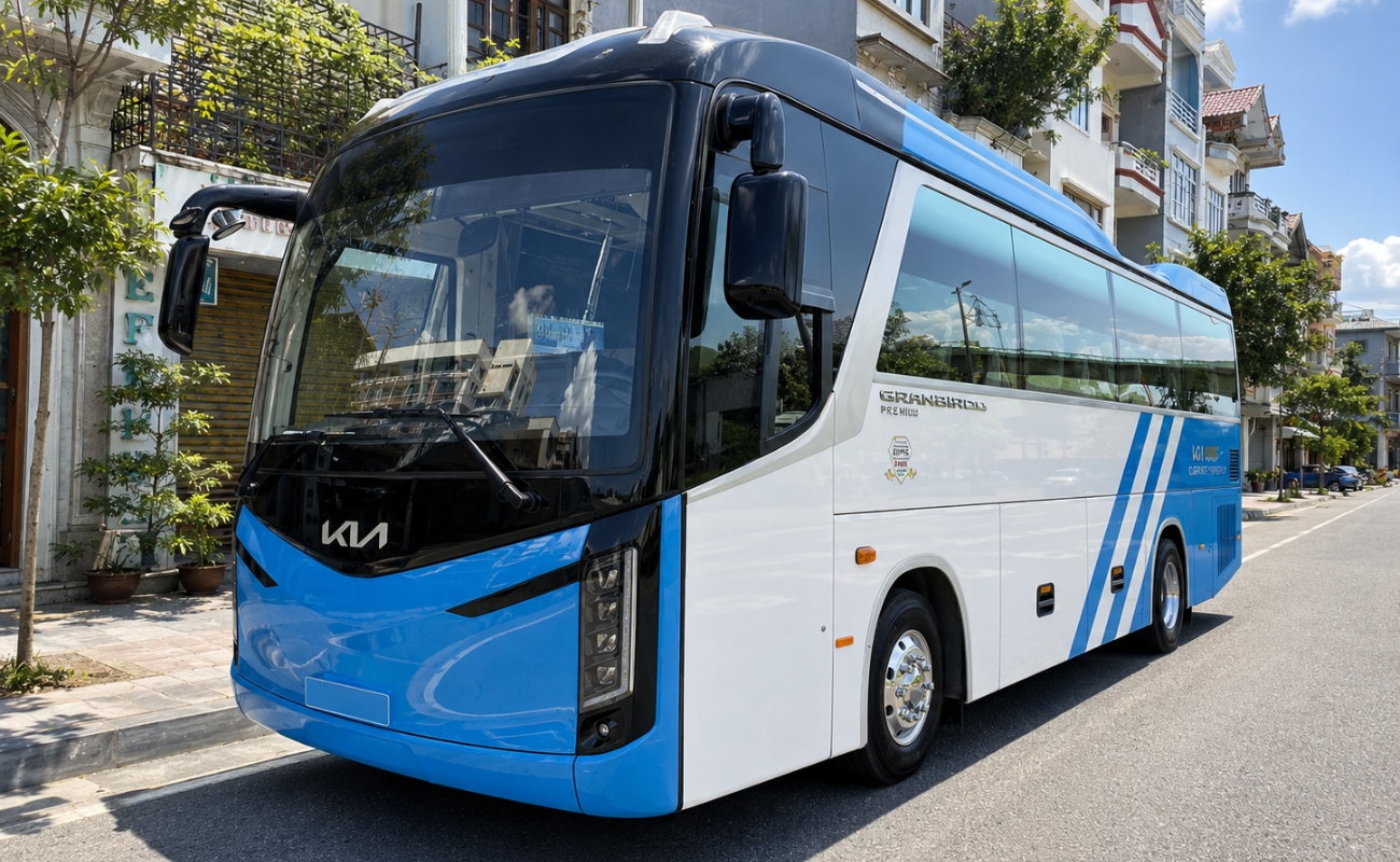 Hình ảnh xe du lịch màu xanh trắng minh họa cho sự tiện lợi của dịch vụ thuê xe chở đội bóng