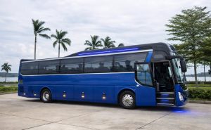 Hình ảnh xe du lịch cỡ lớn màu xanh minh họa cho thắc mắc thuê lái xe hộ an toàn không