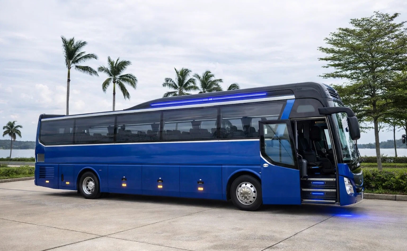 Hình ảnh xe du lịch cỡ lớn màu xanh minh họa cho thắc mắc thuê lái xe hộ an toàn không