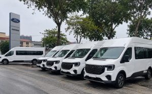 Hình ảnh dàn xe 16 chỗ màu trắng đỗ hàng dài minh họa việc kiểm tra lốp dự phòng xe 16 chỗ trước khi lăn bánh