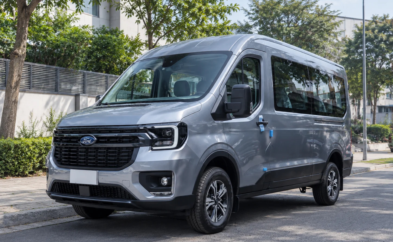 Hình ảnh xe 16 chỗ Ford Transit màu bạc đỗ trên đường minh họa cho đánh giá khả năng lội nước ford transit