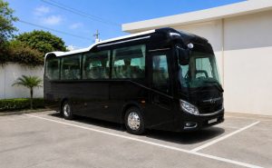 Hình ảnh xe du lịch màu đen đỗ ngoài trời sau khi được vệ sinh bằng hóa chất khử mùi an toàn